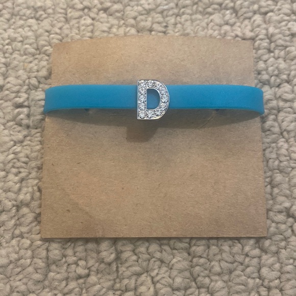 Letter D initial Bracelet. Fully adjustable bracelet to your wrist size - Picture 3 of 6